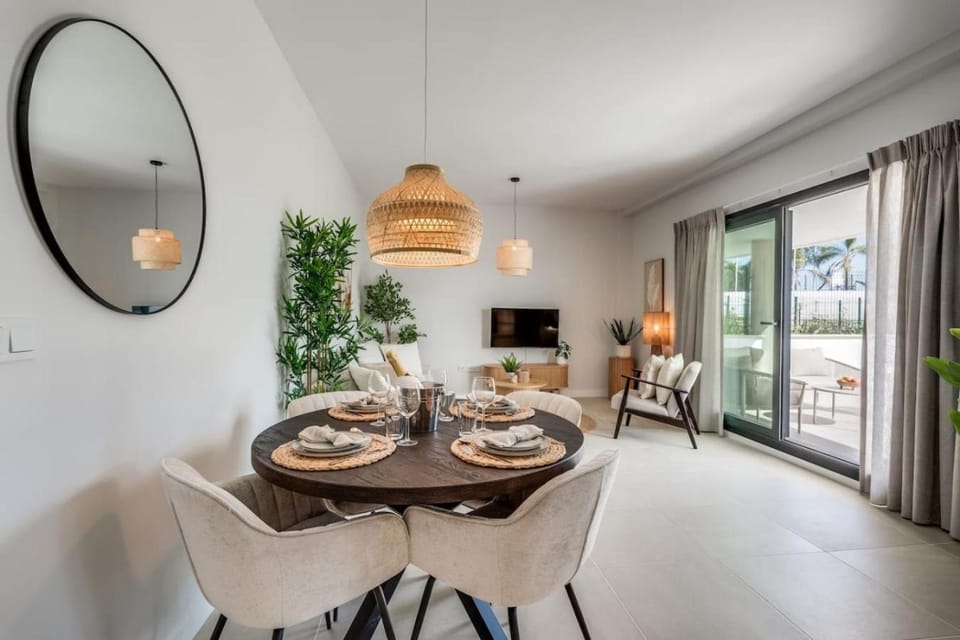 TV and multimedia, Living room, Seating area, Dining area