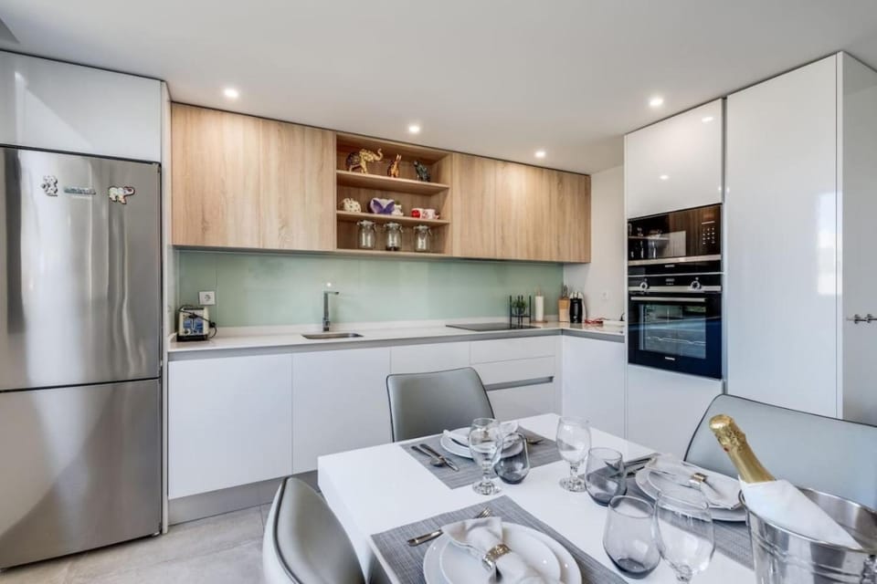 Coffee/tea facilities, Kitchen or kitchenette, Dining area, dishwasher, oven, stove, toaster