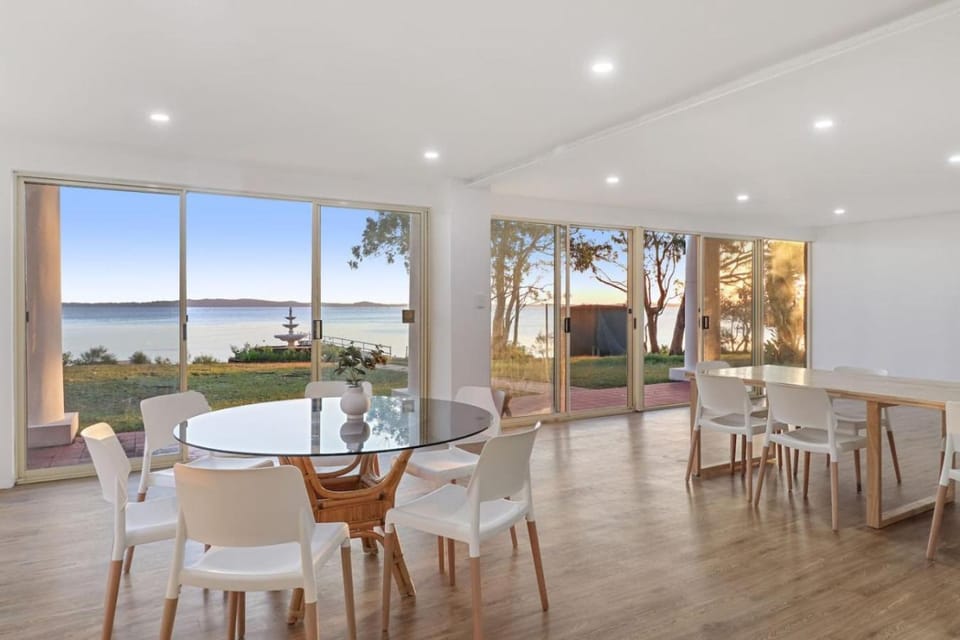 Seating area, Dining area, Sea view