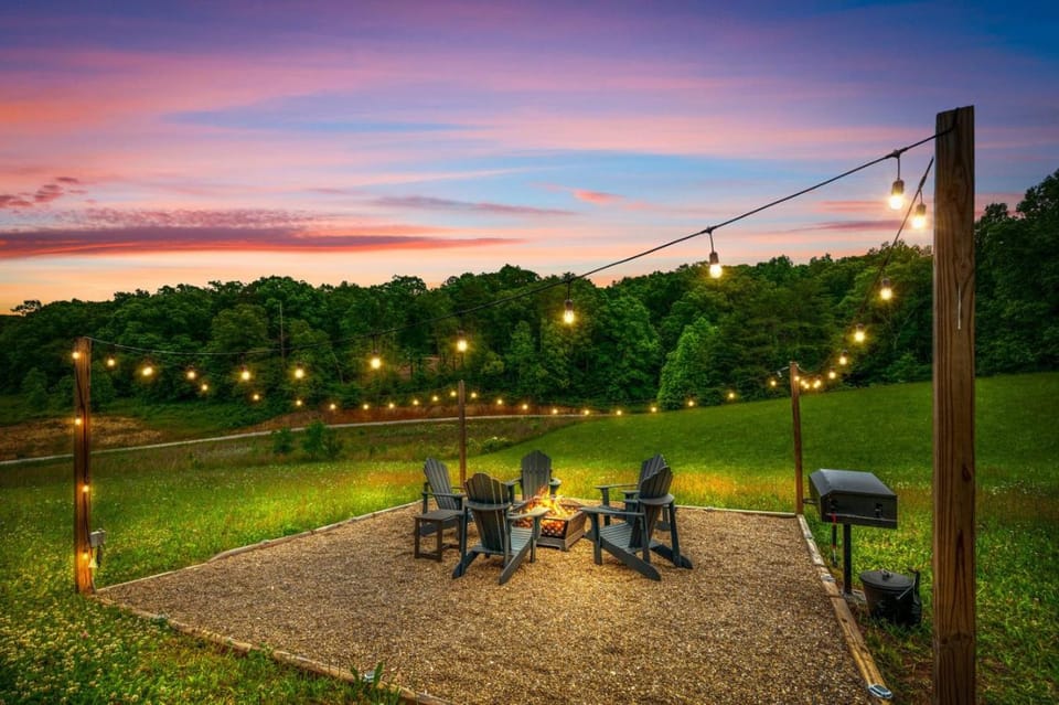Smoky Oasis, Hot Tub, Luxury Sauna, Fire Pit, Arcade Games, Free Pets House in Sevier County