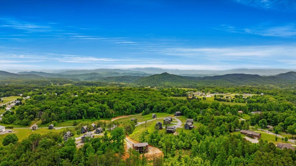 Smoky Oasis, Hot Tub, Luxury Sauna, Fire Pit, Arcade Games, Free Pets House in Sevier County