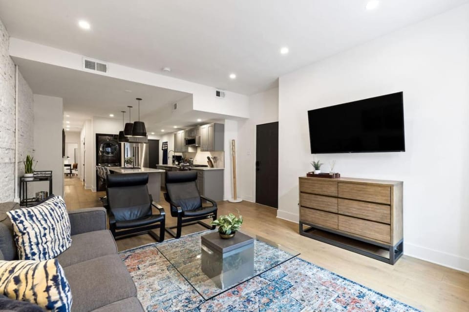 HostWise Stays - The Palo - No Stairs, Mexican War Streets, Family Friendly Apartment in Pittsburgh