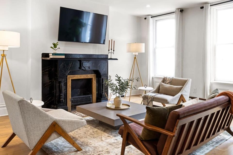 HostWise Stays - The Palo - Stylish War Streets Retreat, Highly Walkable Apartment in Pittsburgh