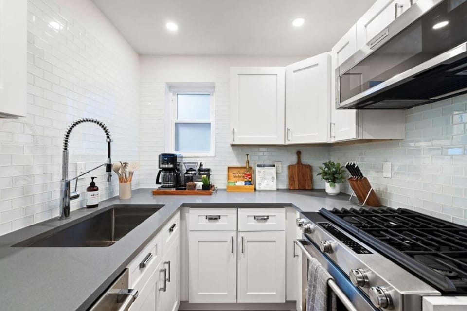 HostWise Stays - The Palo - Stylish War Streets Retreat, Highly Walkable Apartment in Pittsburgh
