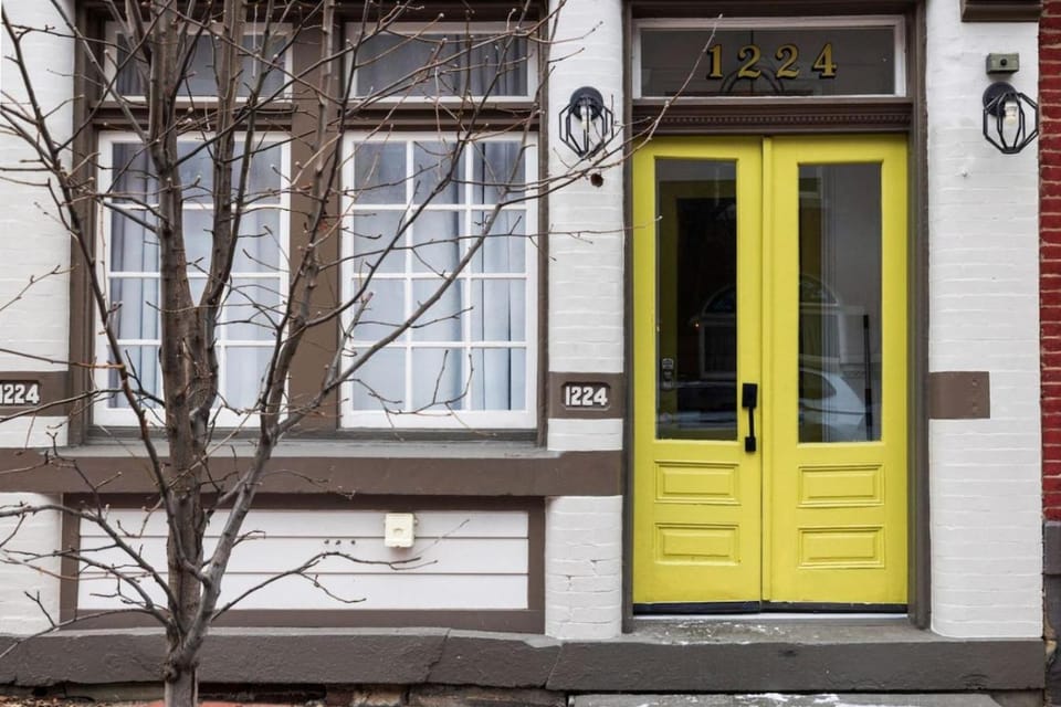 HostWise Stays - The Palo - Stylish War Streets Retreat, Highly Walkable Apartment in Pittsburgh
