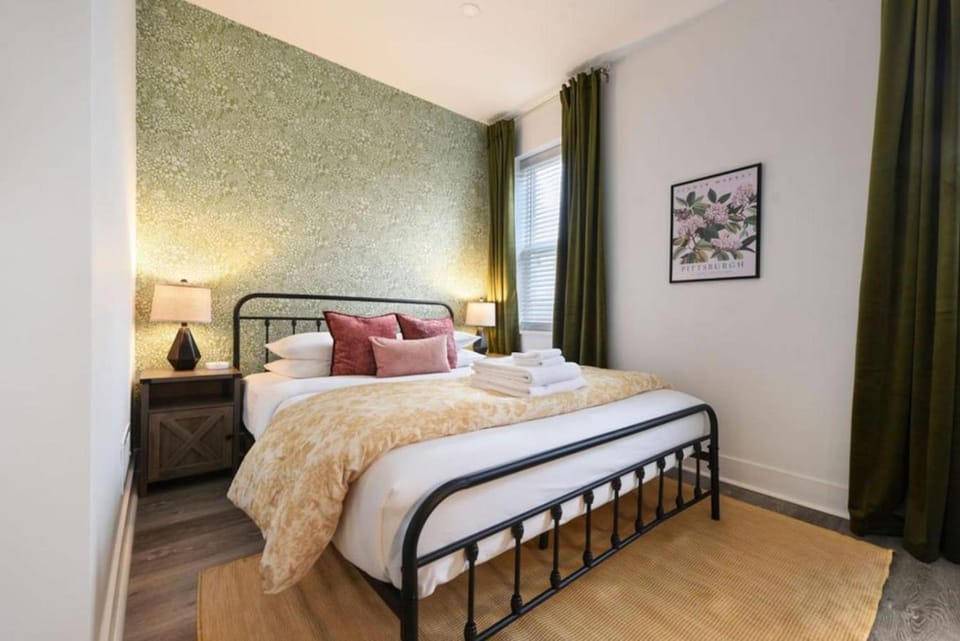HostWise Stays - Pet Friendly, King Bed, 2BR 2BA Home House in Pittsburgh