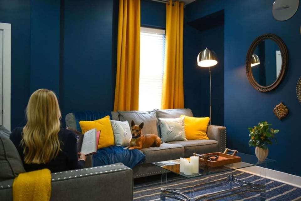 HostWise Stays - Pet Friendly, King Bed, 2BR 2BA Home House in Pittsburgh