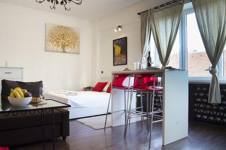 Bed, Dining area, Bedroom