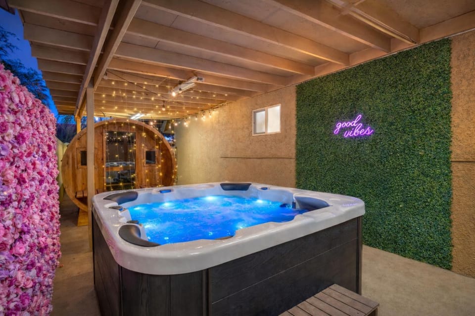 Patio, Hot Tub, Sauna, Spa and wellness centre/facilities