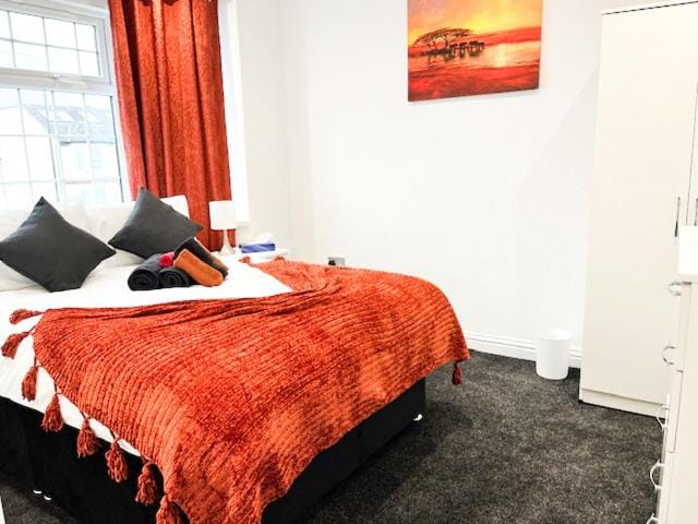 Bed, Photo of the whole room, Bedroom, towels