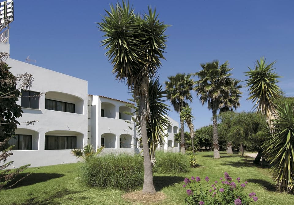 Property building, Facade/entrance, Garden, Garden view
