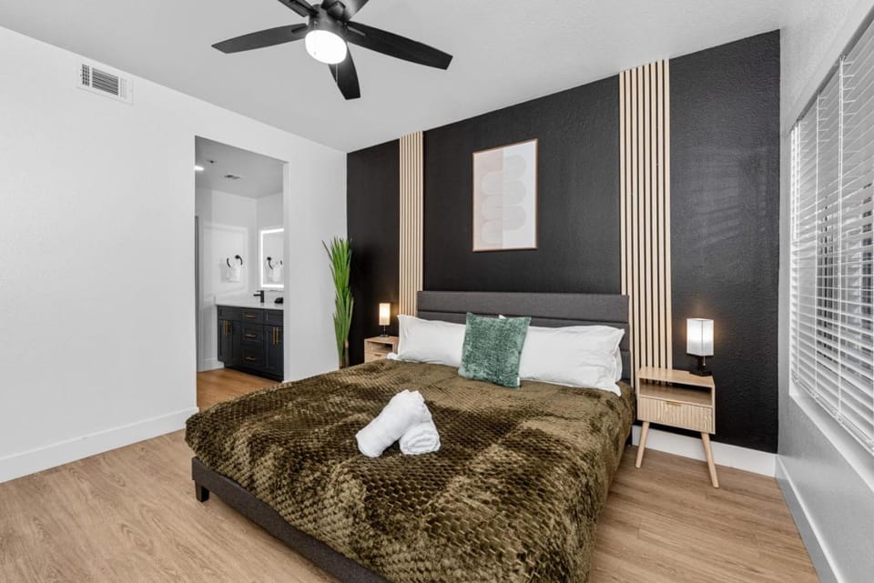 Modish 2BR Pickleball & Basketball Ct,Pool,BBQ&Pet Frndly Apartment in Scottsdale
