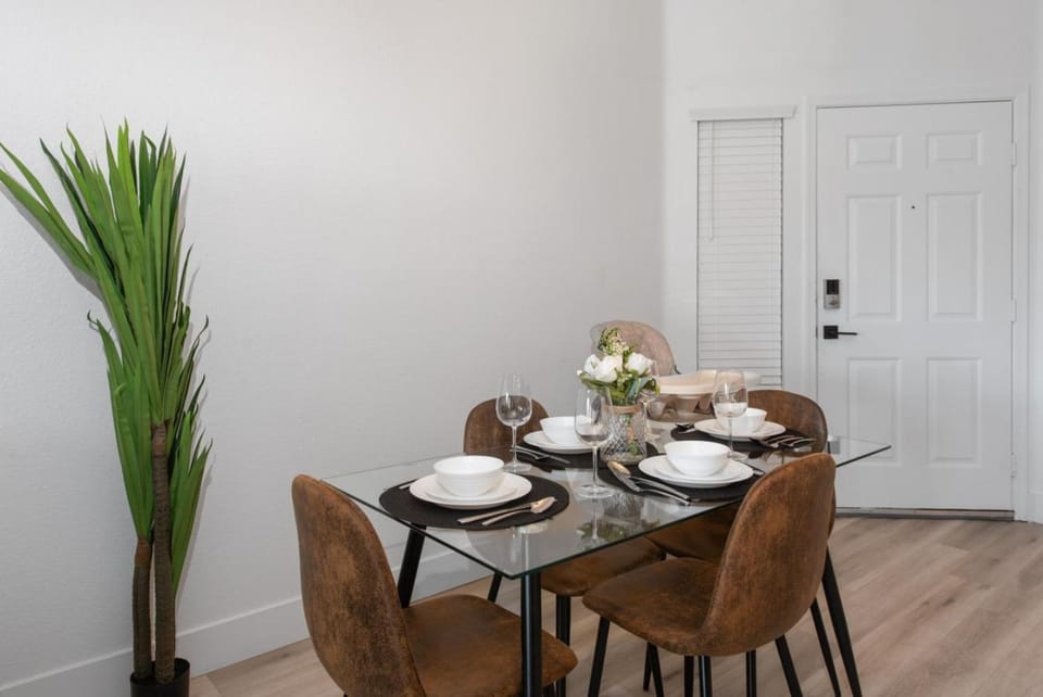 Cozy 2BR-Pool, Yoga Rm, Gym, Cabanas, BBQ,Prkng Apartment in Scottsdale