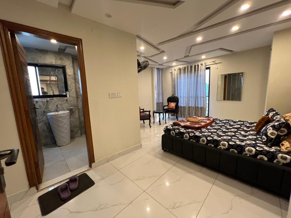 Bed, Bathroom, Photo of the whole room, Bedroom, towels