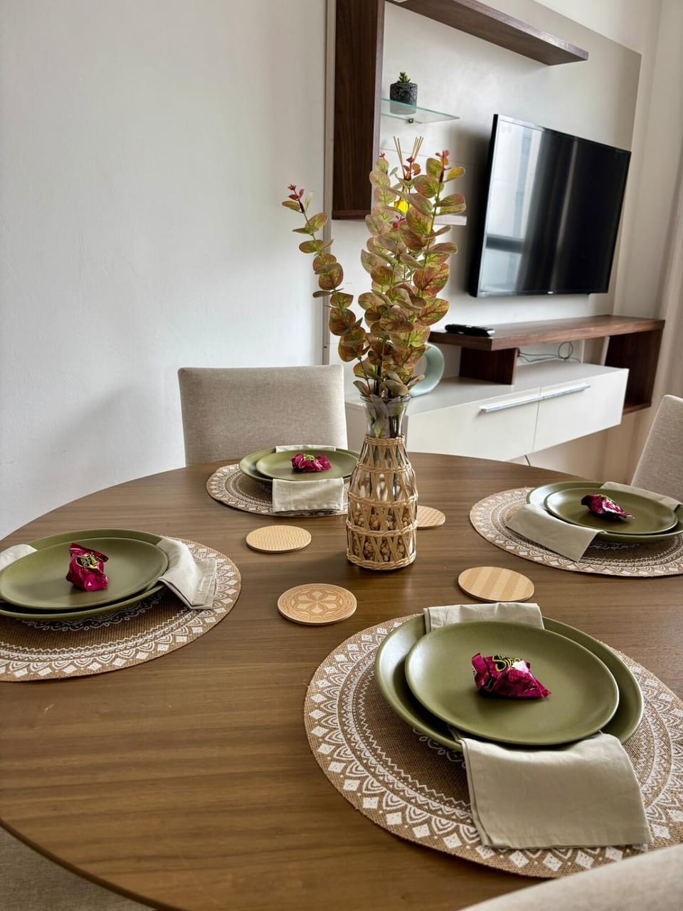 TV and multimedia, Food and drinks, Dining area, Food