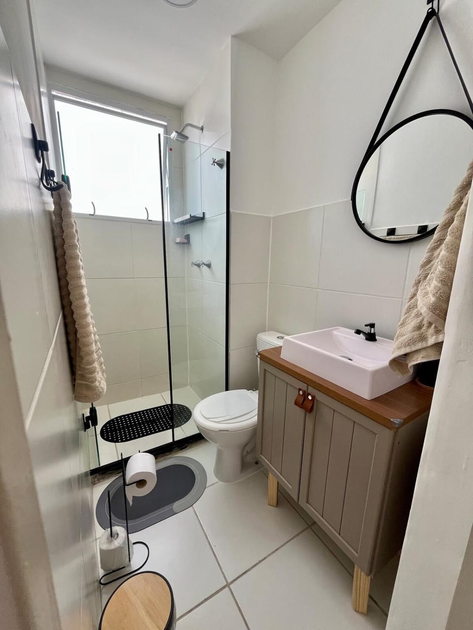 Shower, Toilet, Bathroom, towels