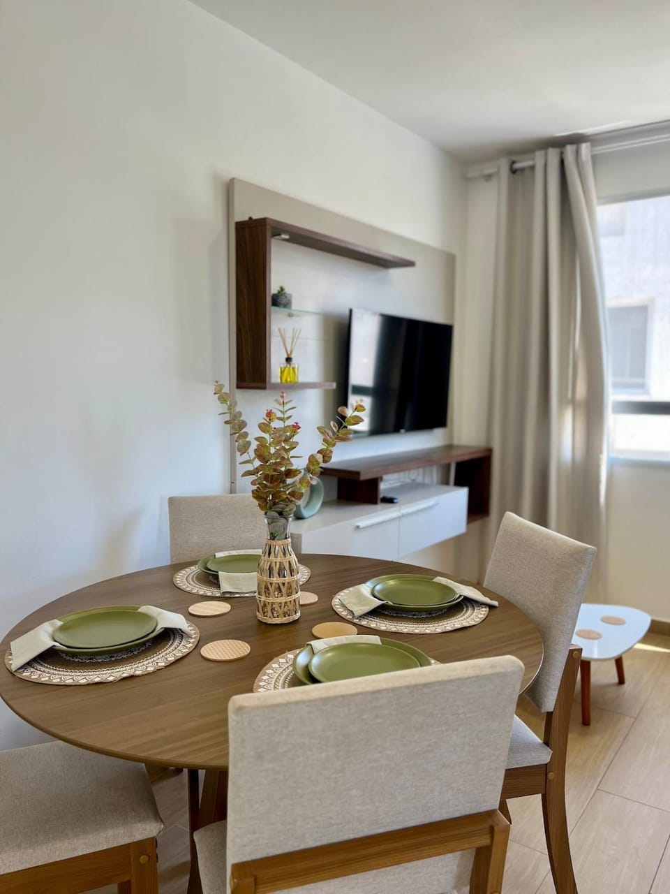 TV and multimedia, Living room, Seating area, Dining area