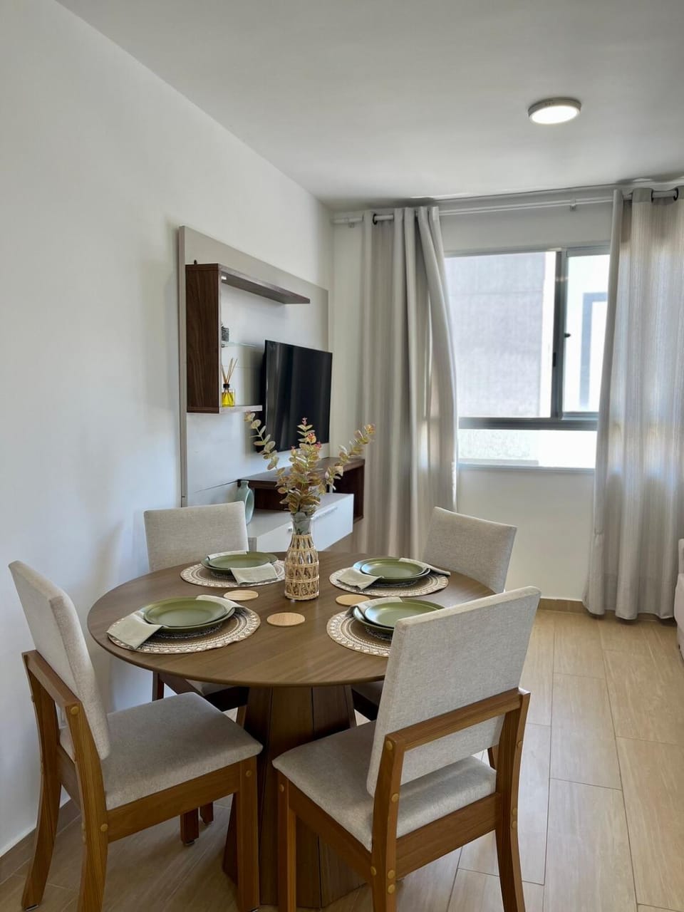 TV and multimedia, Living room, Seating area, Dining area