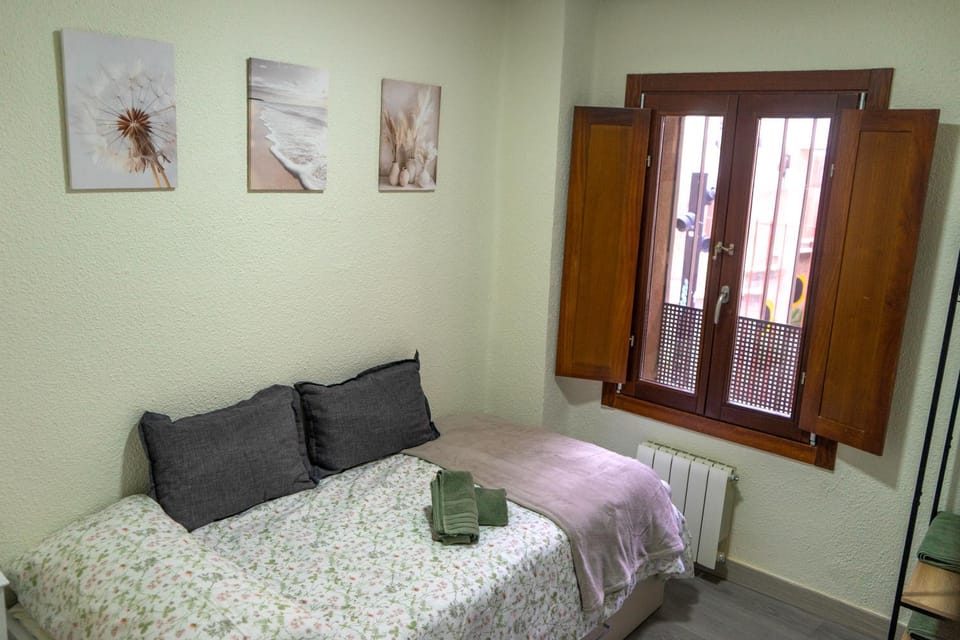 Bed, TV and multimedia, Bedroom