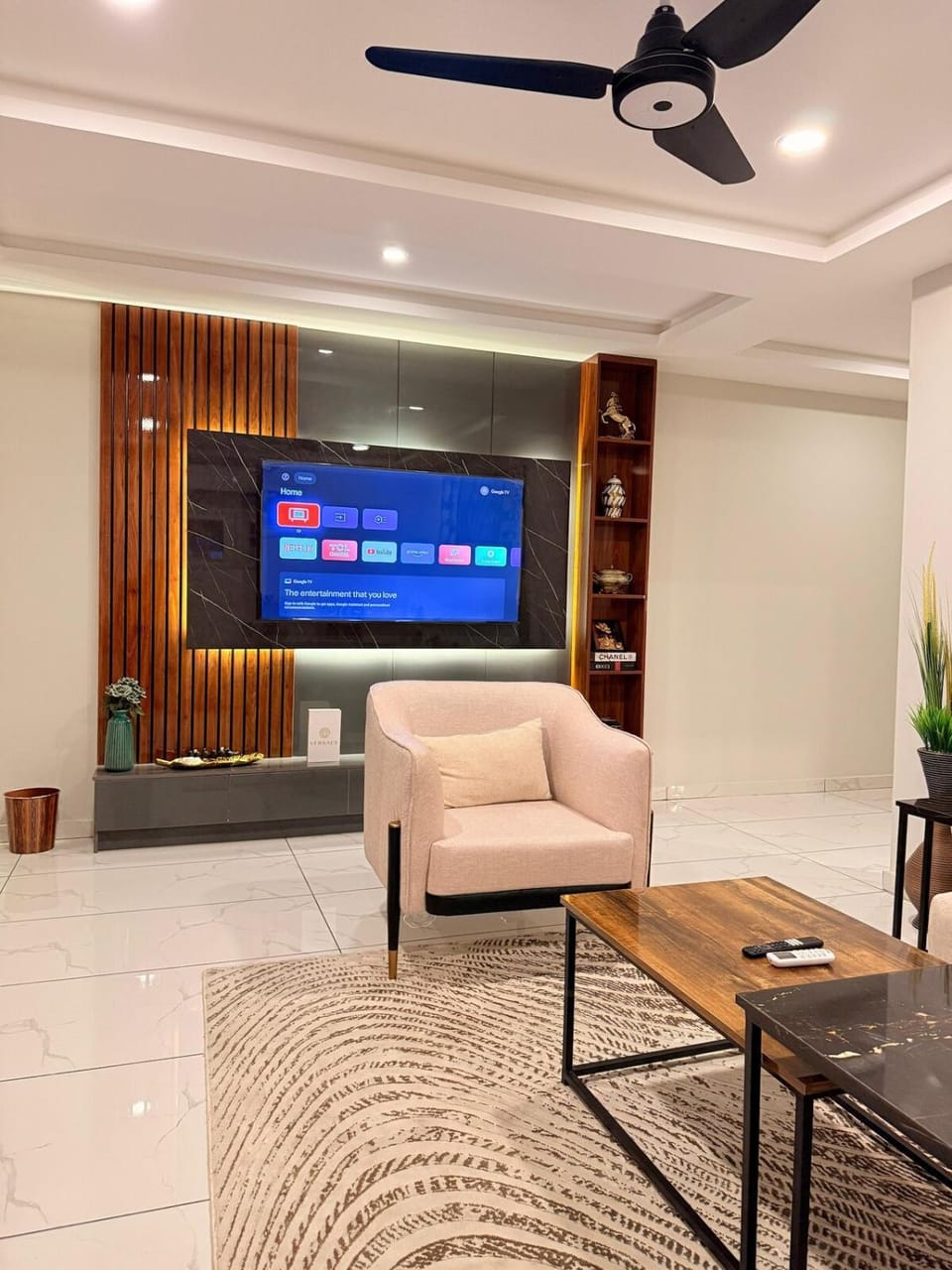 Communal lounge/ TV room, TV and multimedia, Living room, Seating area, Evening entertainment