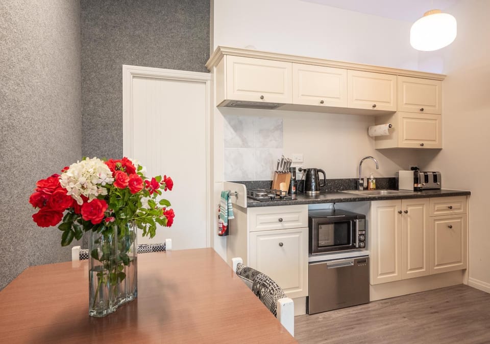 Coffee/tea facilities, Kitchen or kitchenette, Dining area, dishwasher, stove, toaster