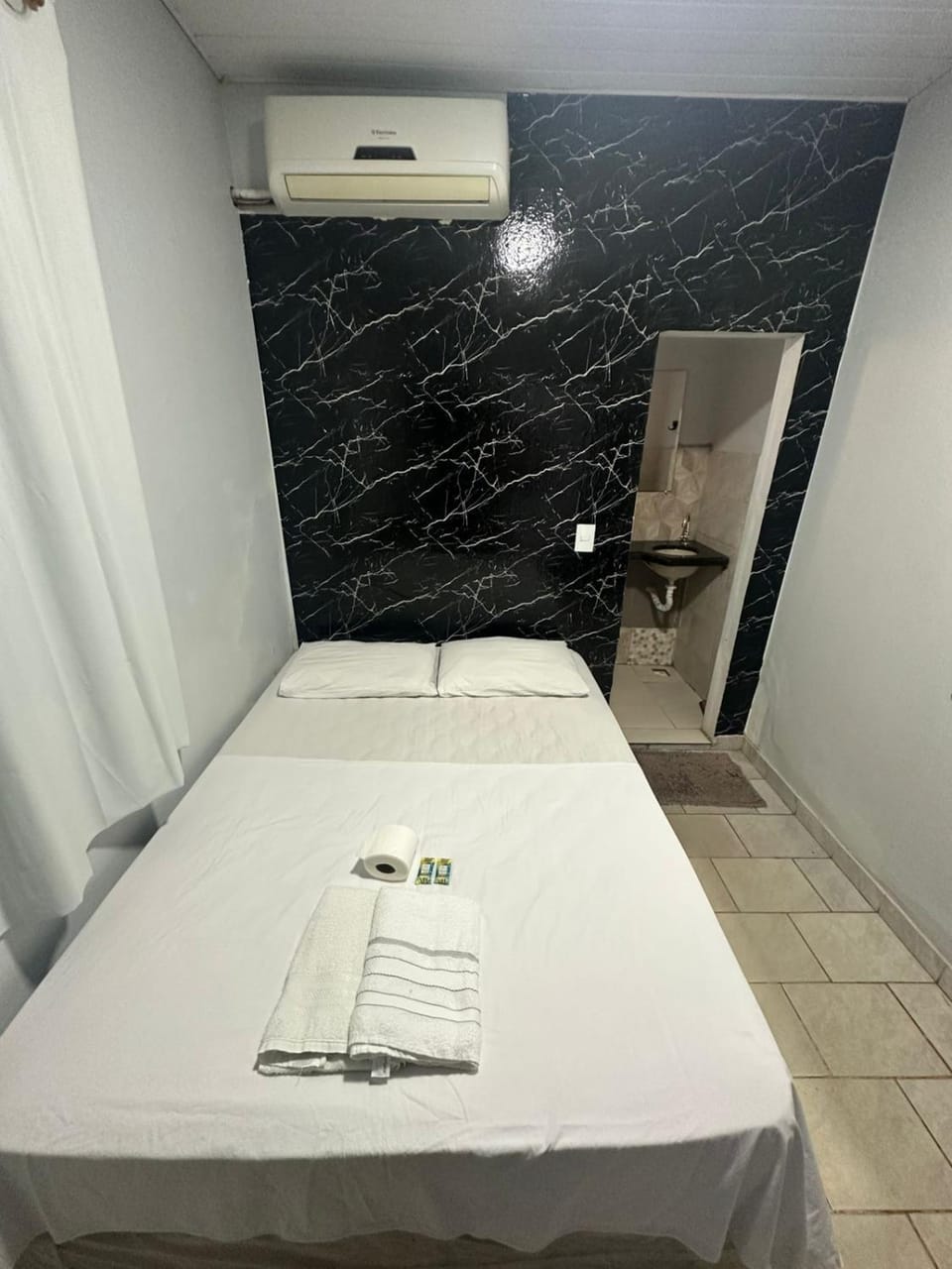 Bed, Photo of the whole room, Bedroom, air conditioner