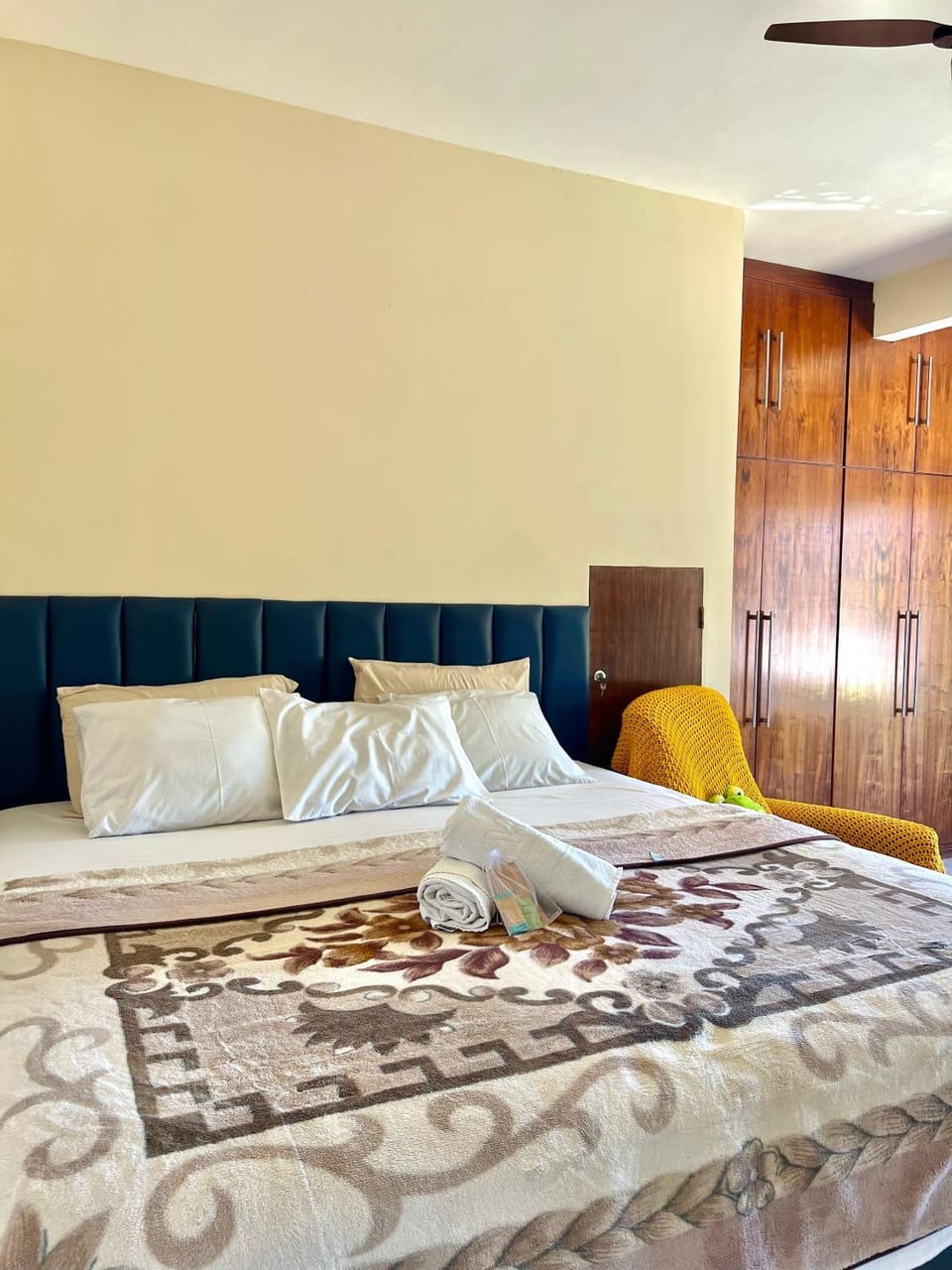 Bed, Photo of the whole room, Bedroom, Pool view, Street view, Quiet street view, Parking, wardrobe
