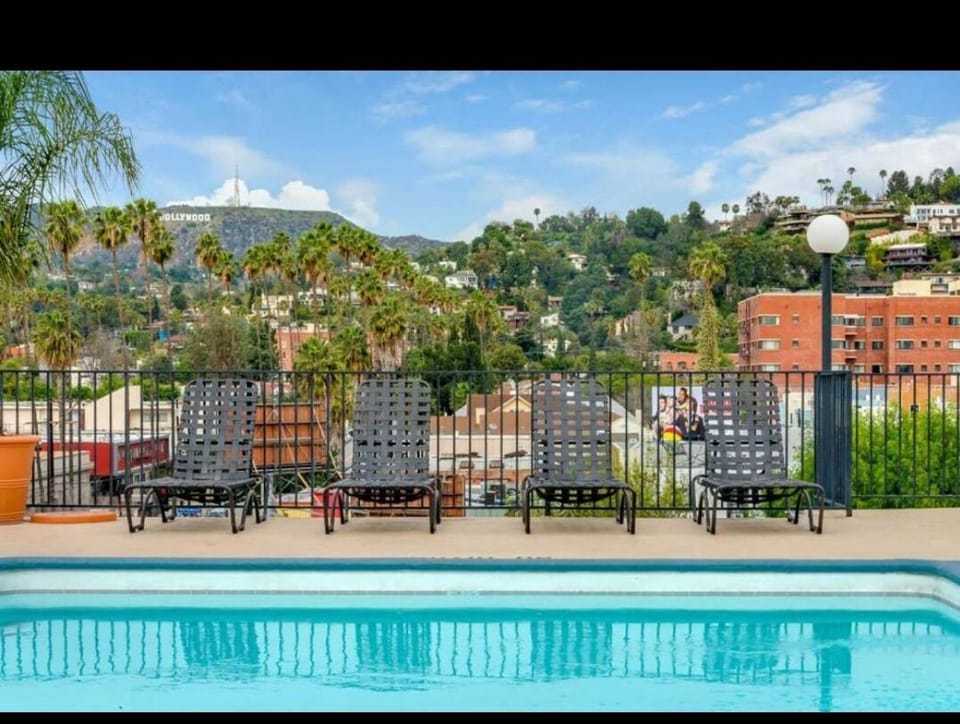 Hollywood Luxe 2BR Apartment with Rooftop Pool and Breathtaking Views Apartment in Hollywood