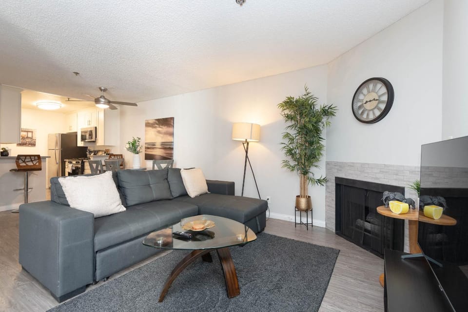 Hollywood Luxe 2BR Apartment with Rooftop Pool and Breathtaking Views Apartment in Hollywood