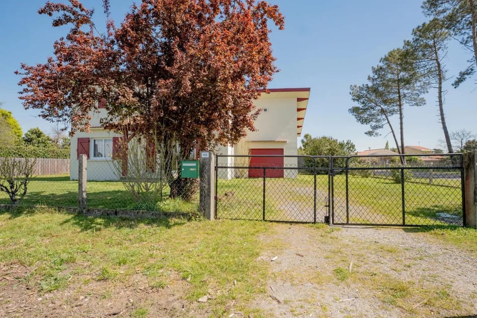 Property building, Garden, Parking