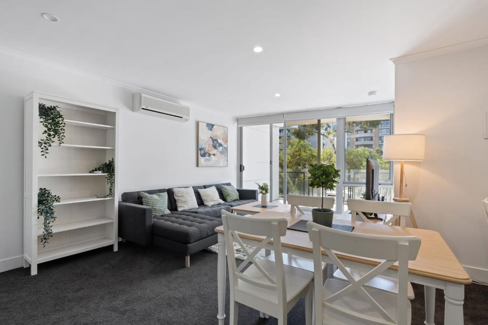 Central Braddon Retreat with Balcony & Pool Access Apartment in Canberra