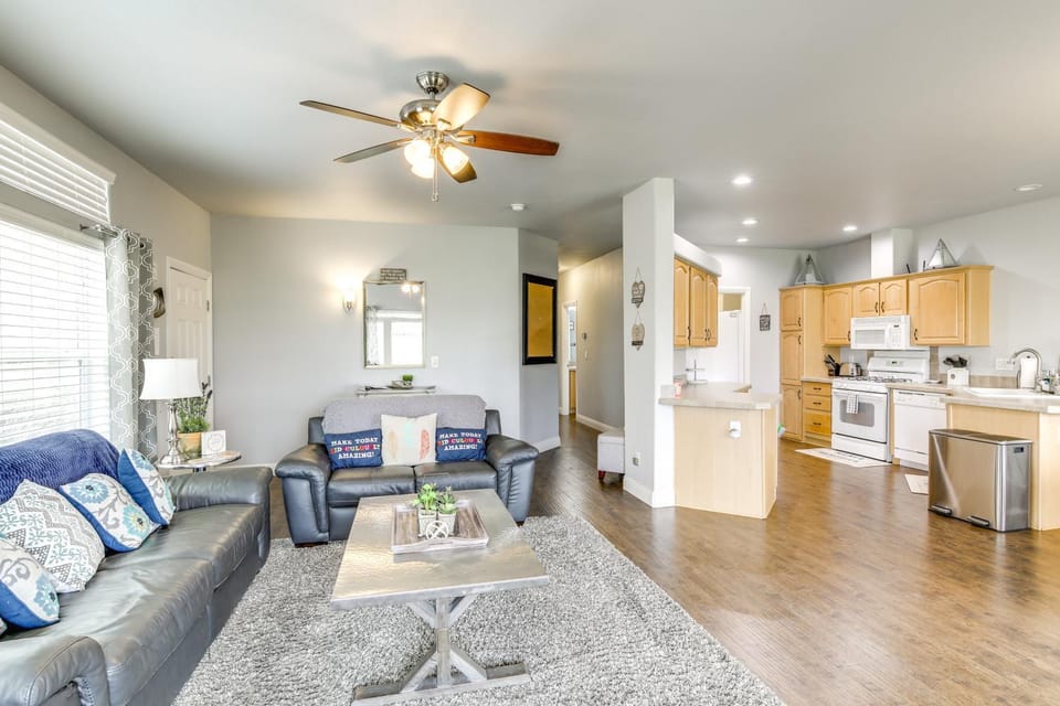 Walk to Colorado River: Needles Gem w/ Pool Access House in Mohave Valley
