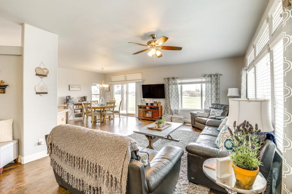 Walk to Colorado River: Needles Gem w/ Pool Access House in Mohave Valley
