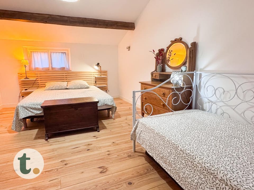Bed, Photo of the whole room, Bedroom