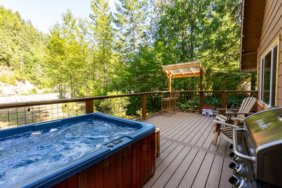 PNW River Cabin Cabin in Washington