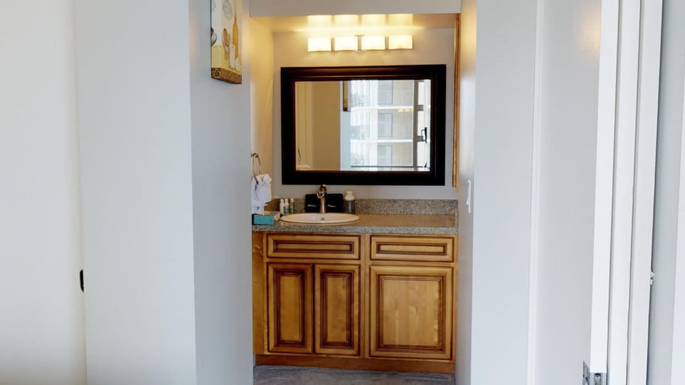 Steps to Waikiki Beach! Ocean View Condo + Free Parking (12310) Apartment in Honolulu