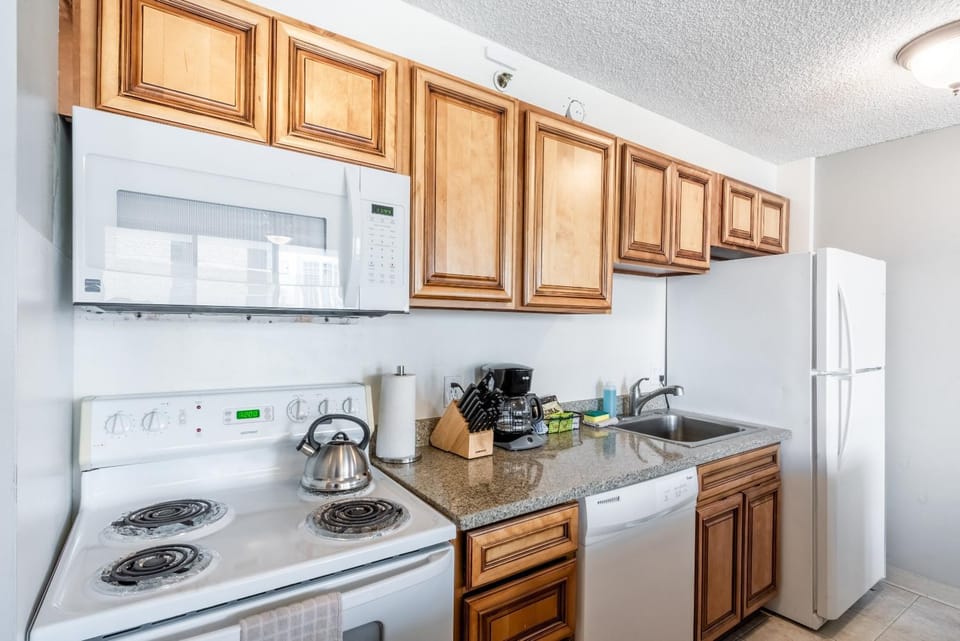 Steps to Waikiki Beach! Ocean View Condo + Free Parking (12310) Apartment in Honolulu