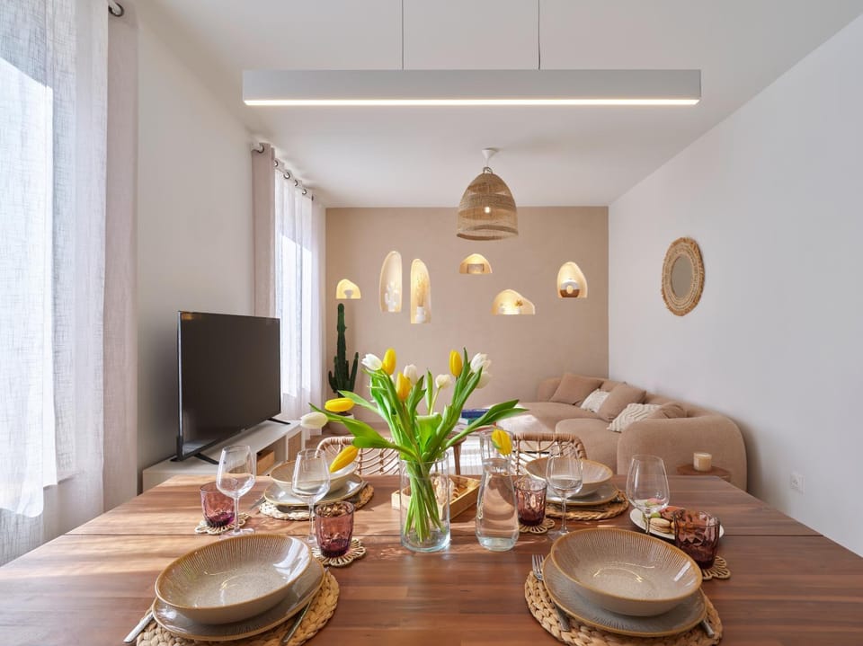 Dining area, flat iron