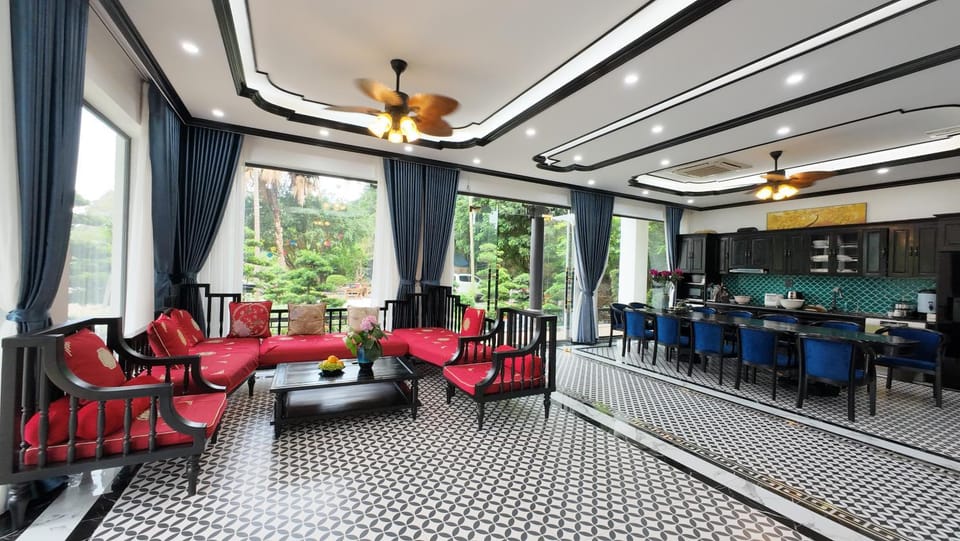 Restaurant/places to eat, Living room