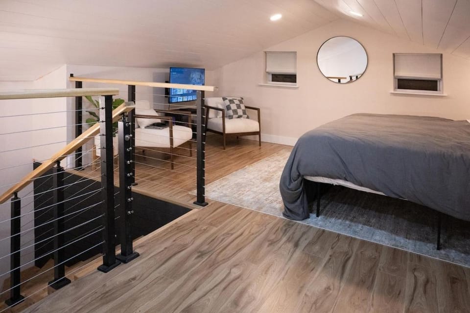 Bed, TV and multimedia, Bedroom