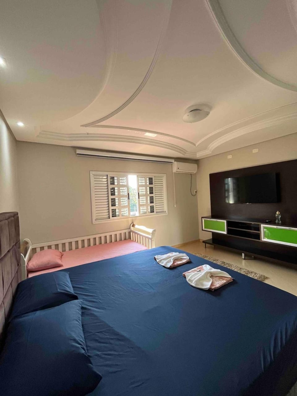 TV and multimedia, Photo of the whole room, Bedroom