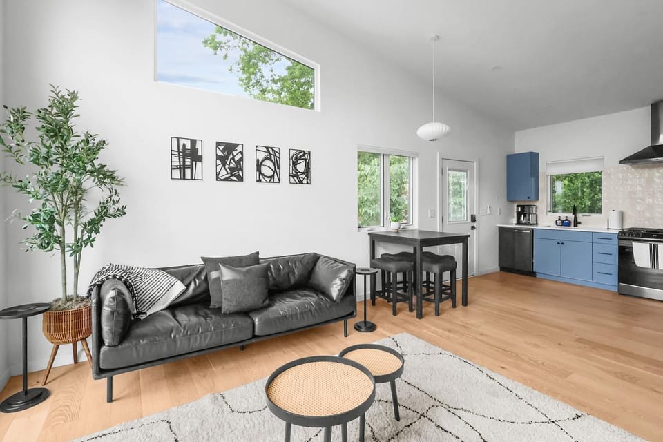 Kitchen or kitchenette, Living room, Seating area, Dining area, oven
