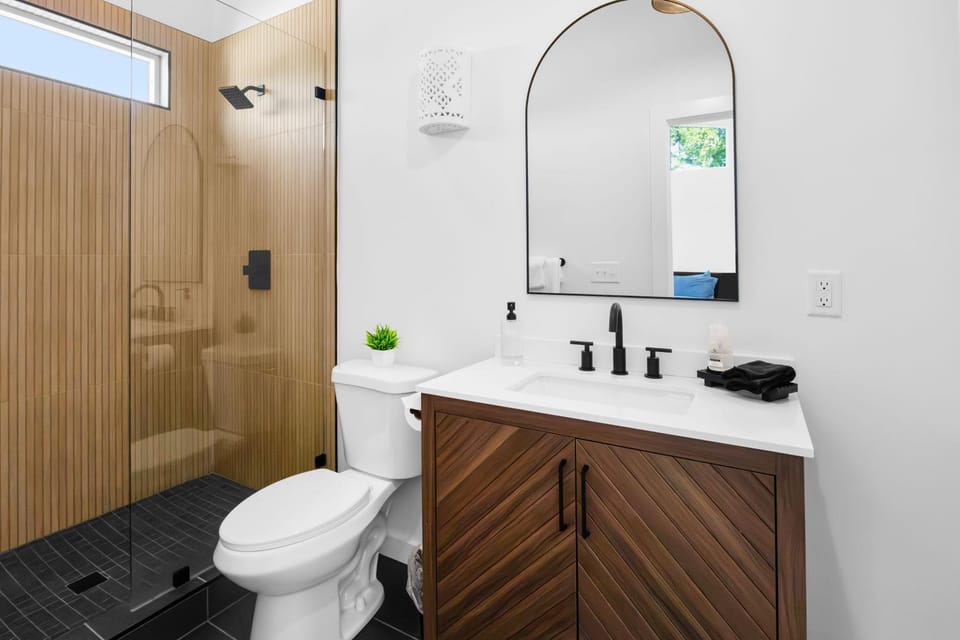 Shower, Toilet, Bathroom, towels