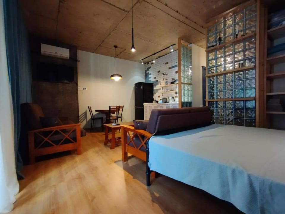 Bed, TV and multimedia, Bedroom