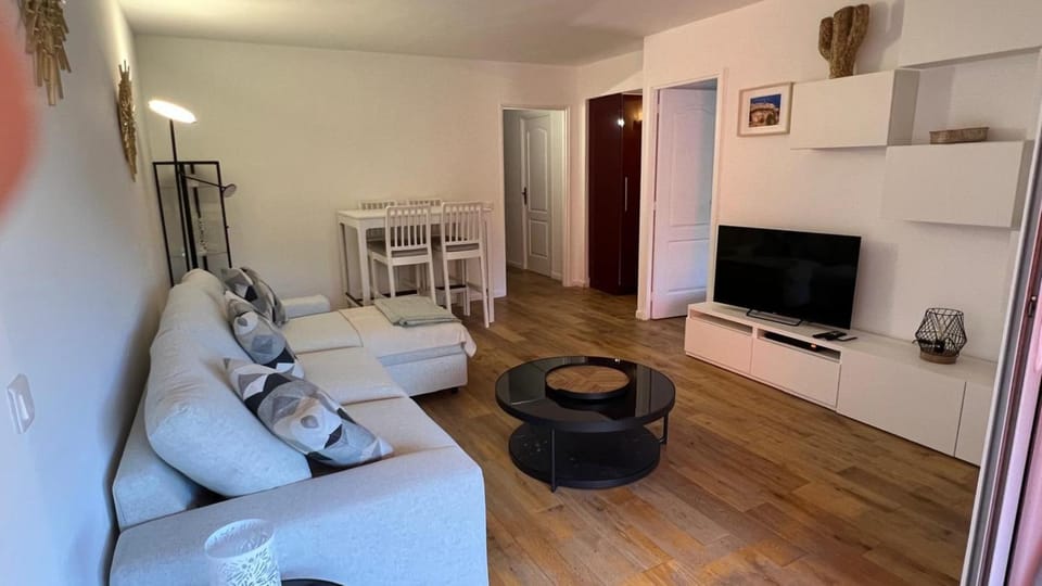 Communal lounge/ TV room, TV and multimedia, Living room, Seating area