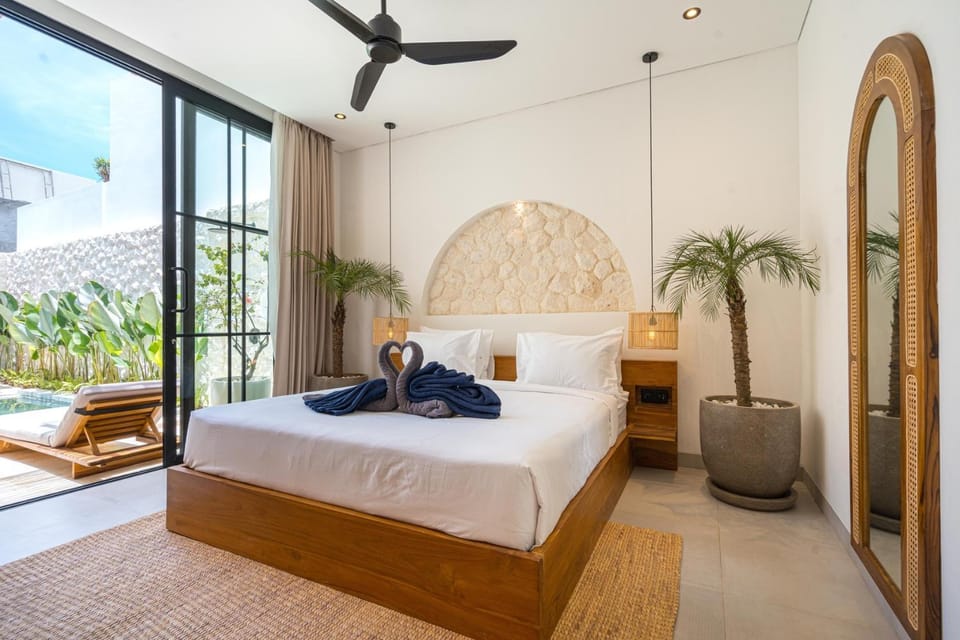 Bed, Photo of the whole room, Bedroom, towels