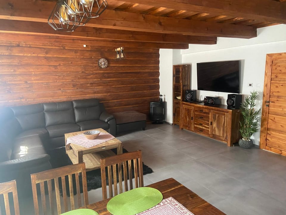 Communal lounge/ TV room, TV and multimedia, Living room