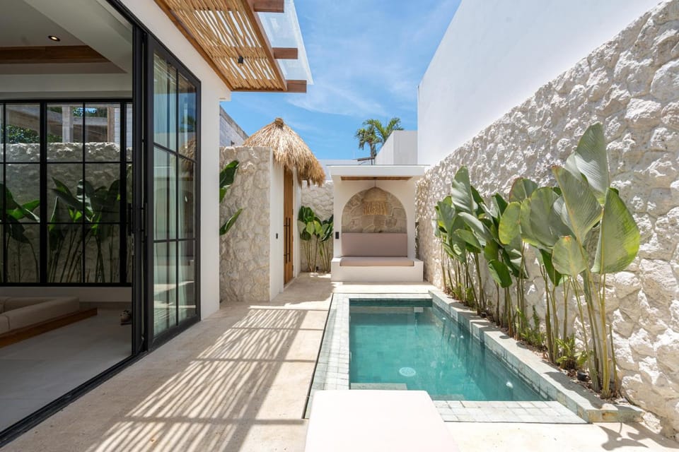 Property building, Day, Pool view, Swimming pool, Swimming pool