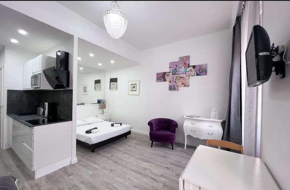 Bed, TV and multimedia, Kitchen or kitchenette, Photo of the whole room, Bedroom