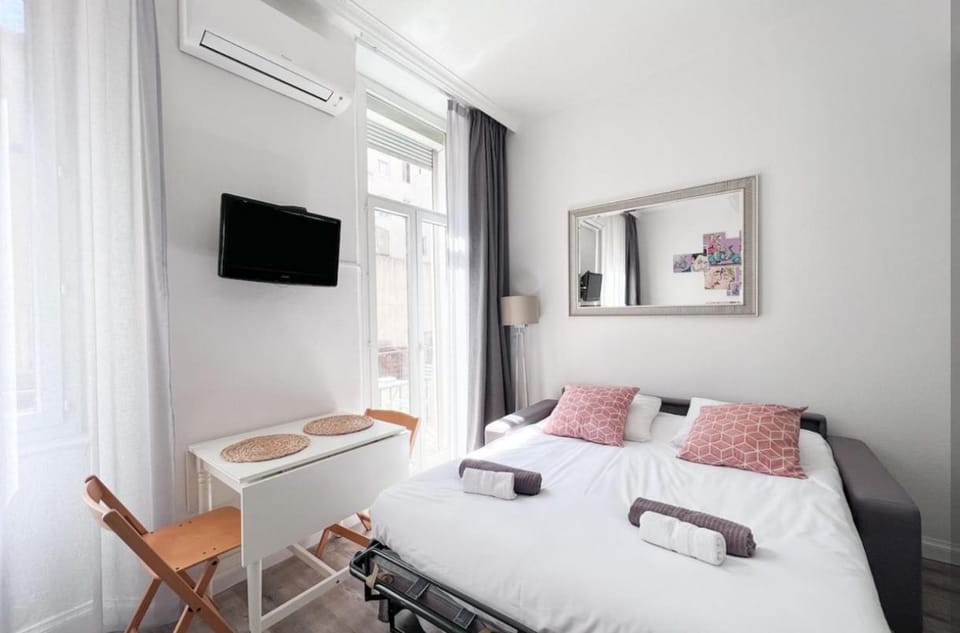 Communal lounge/ TV room, Bed, TV and multimedia, Living room, Photo of the whole room, Seating area, Evening entertainment, Bedroom, towels, air conditioner